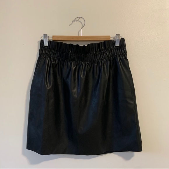 H&M black faux leather skirt - Picture 1 of 8